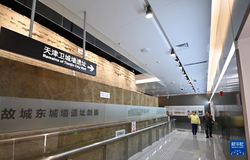 2025年10月10日，地铁乘客在天津卫故城东城墙遗址文物展厅内参观