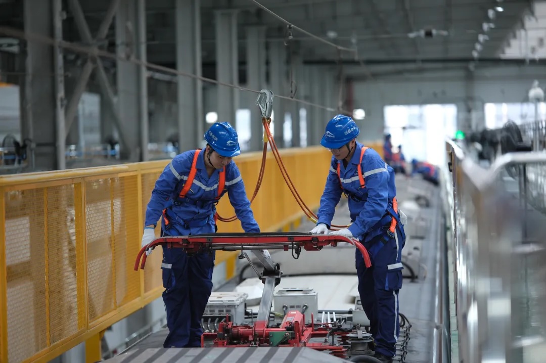 工作人员正在对新线列车进行细致检查